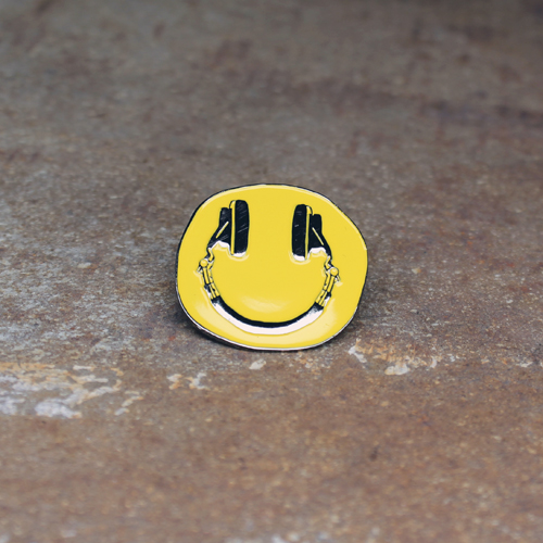 YELLOW SMILEY FACE Enamel Gloss Pin Badge Brand New Free 